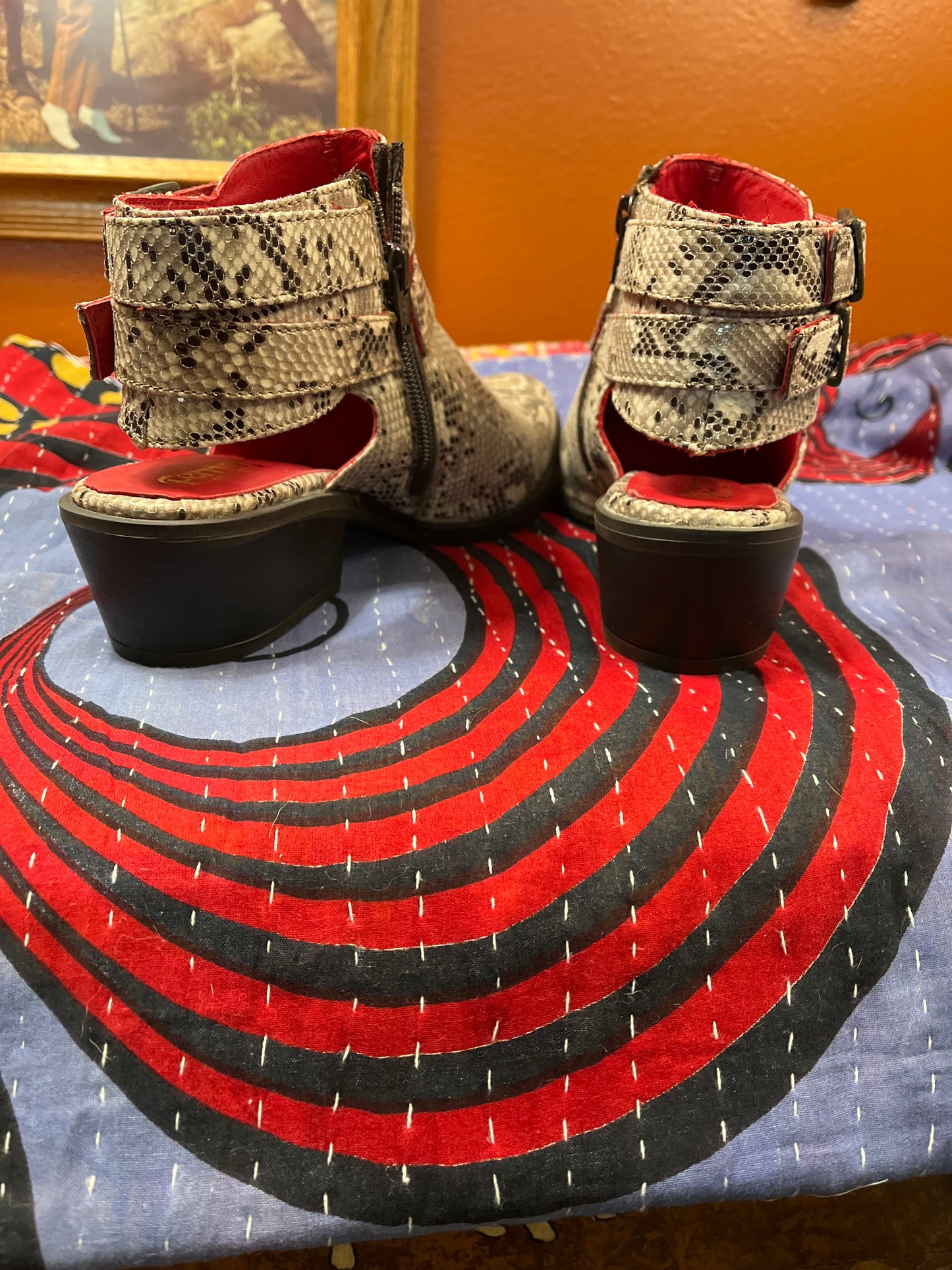 Ferrini ankle zip sz8