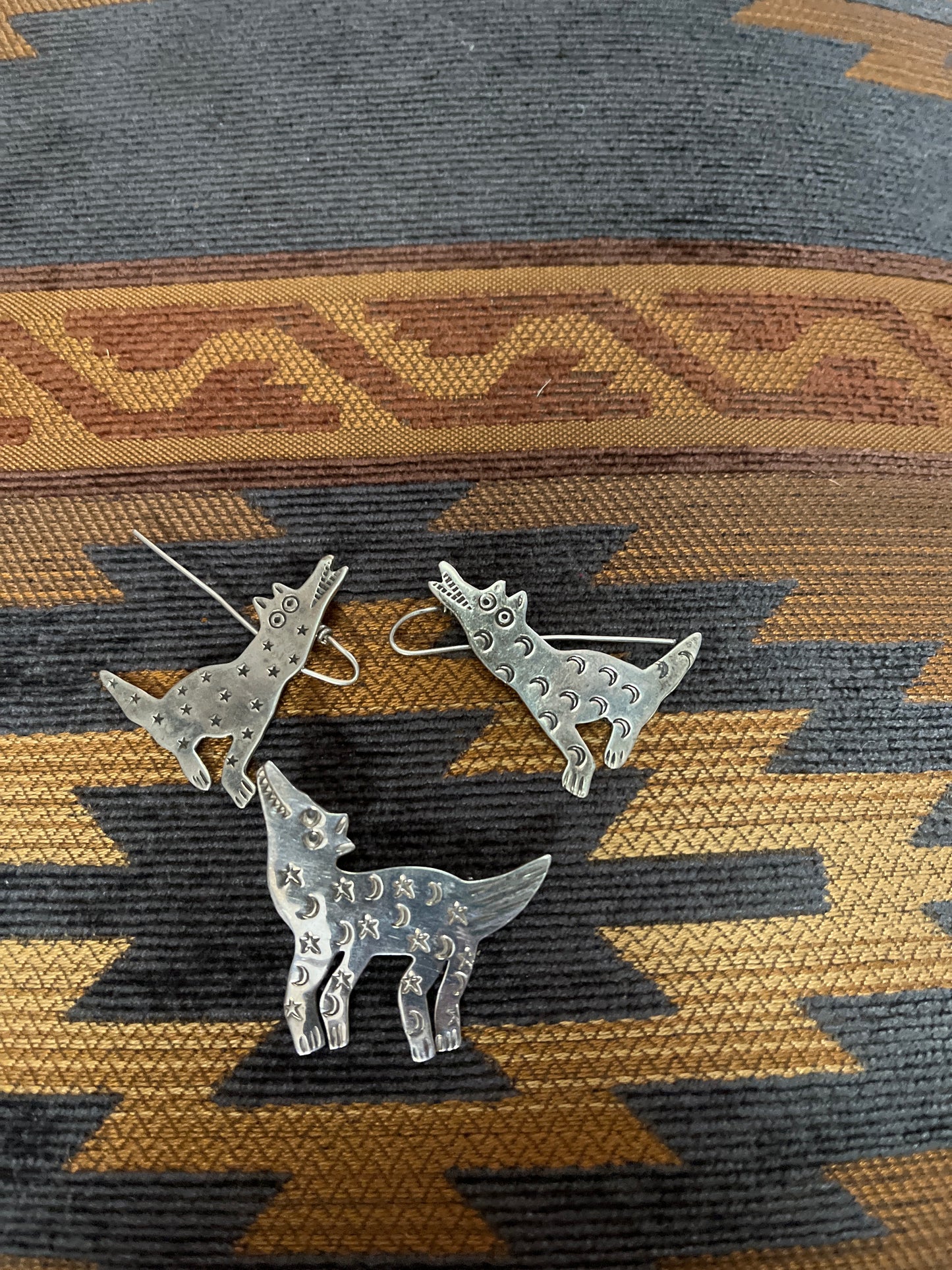 RL coyote pin and earring set