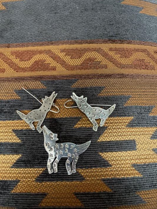 RL coyote pin and earring set